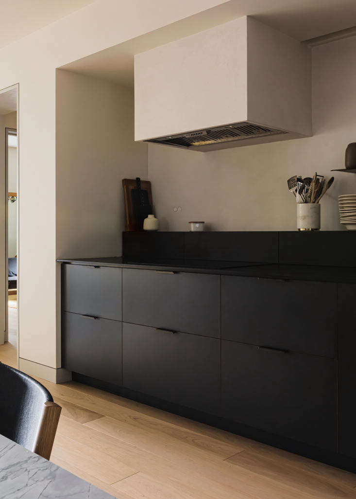 un rebord mince maintient les ustensiles de cuisine et les planches à découper hors du comptoir. clin 11