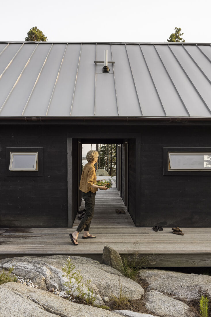 un aperçu de l'une des visites de la maison dans le livre: une évasion estivale hors réseau sur un 10