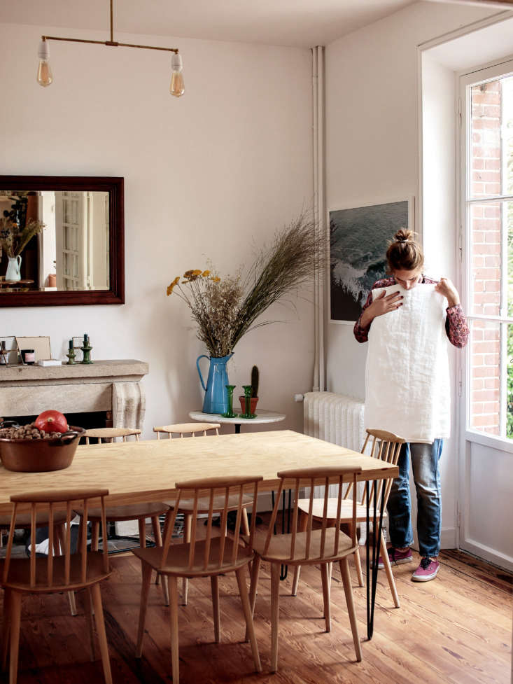 dupond dans la salle à manger, qui a son manteau d'origine. on aime le vintage f 11