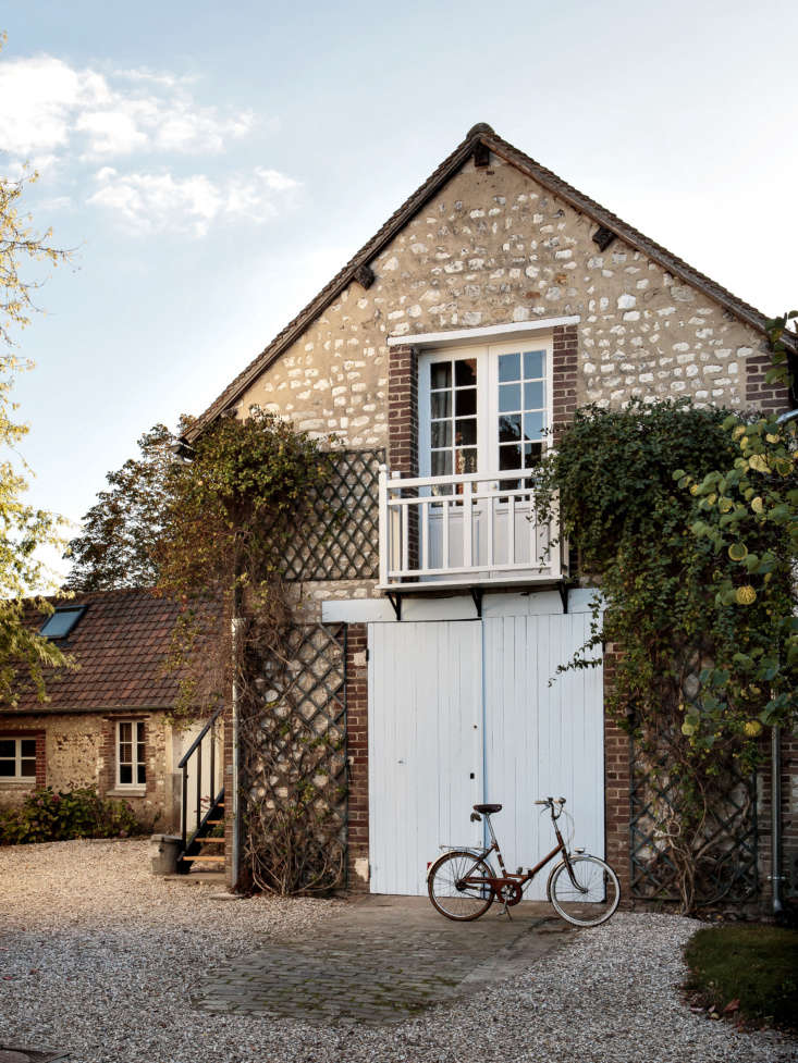 le couple a travaillé pour consolider et restaurer les bâtiments en pierre d'origine; champ 9