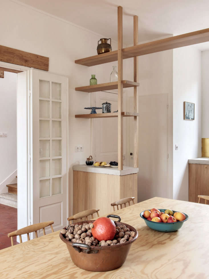 une étagère en chêne ajoute au look sur mesure. 14