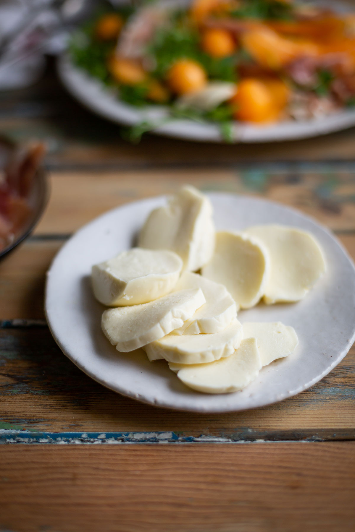 Tranches de mozzarella fraîche dans une assiette