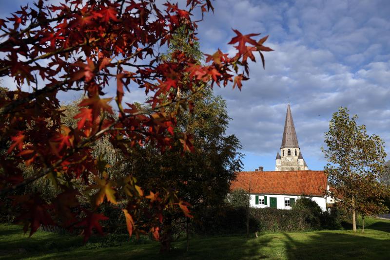 La silhouette de l'église Saint-Sulpice domine le village. PHOTO MATHIEU BOTTE