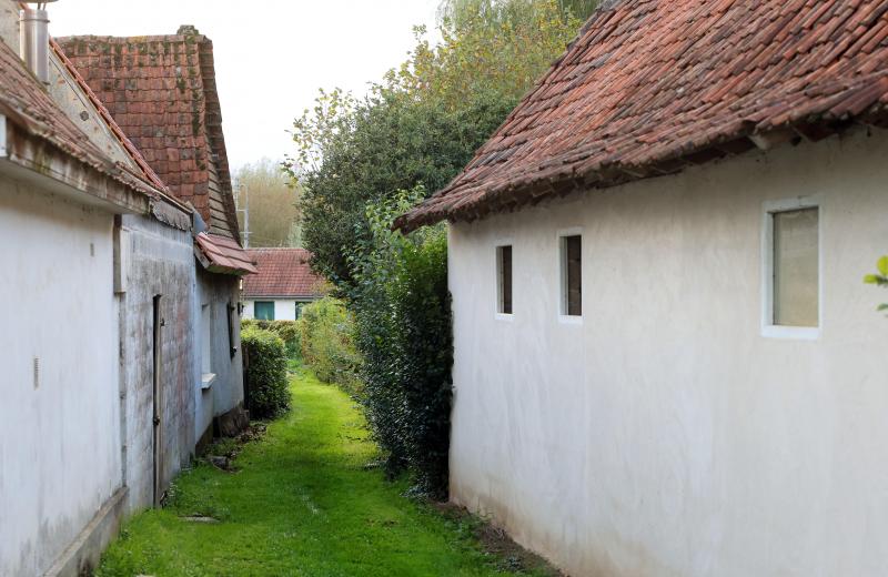 Le chemin passe entre d'anciennes fermettes traditionnelles. PHOTO MATHIEU BOTTE