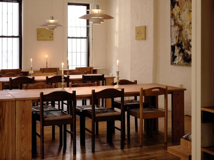 chez Gem Home, les tables communes que Flynn a lui-même construites en chêne rouge. 30