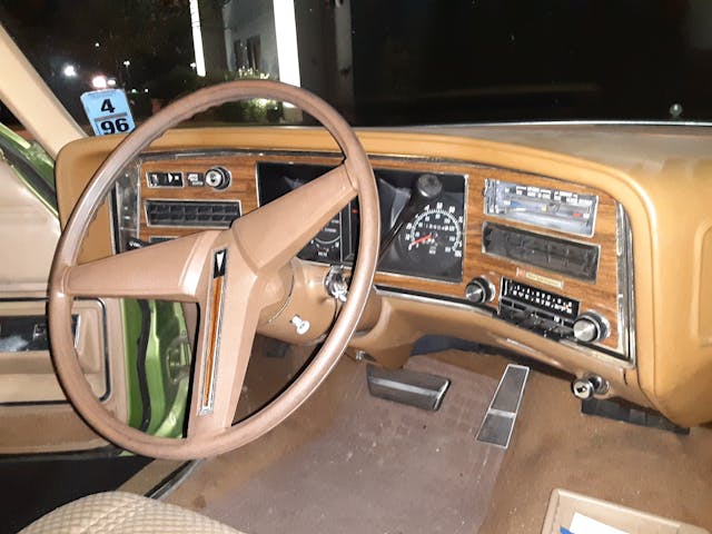 Volant du tableau de bord intérieur du Pontiac Grand Safari 1976