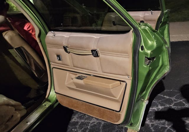 Panneau de porte intérieur arrière d'une Pontiac Grand Safari 1976