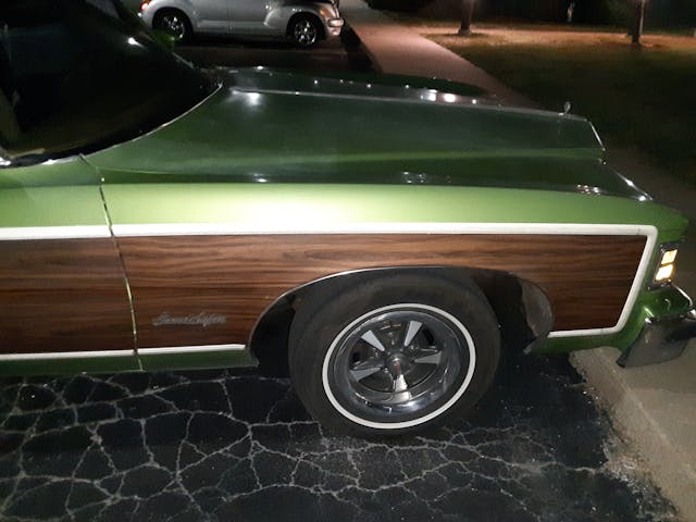 1976 Pontiac Grand Safari capot avant à angle élevé