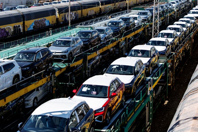 03 avril 2025, Bavaria, Munich: De nombreux wagons de transport de voitures avec de nouveaux véhicules d'Audi et de Volkswagen se tiennent sur les voies d'un chantier de marshalling à Munich (Bavaria) le 25 mars 2025. Le groupe VW ressent les effets de l'achat de retenue avec une faible vente de véhicules. Volkswagen est la marque principale de Volkswagen AG. Volkswagen Aktiengesellschaft (VW AG, Volkswagen Group) est un constructeur automobile d'Allemagne et l'un des principaux groupes automobiles du monde. Audi AG est un constructeur automobile allemand qui appartient au groupe Volkswagen. Photo: Matthias Balk / DPA (Photo de Matthias Balk / Picture Alliance via Getty Images)