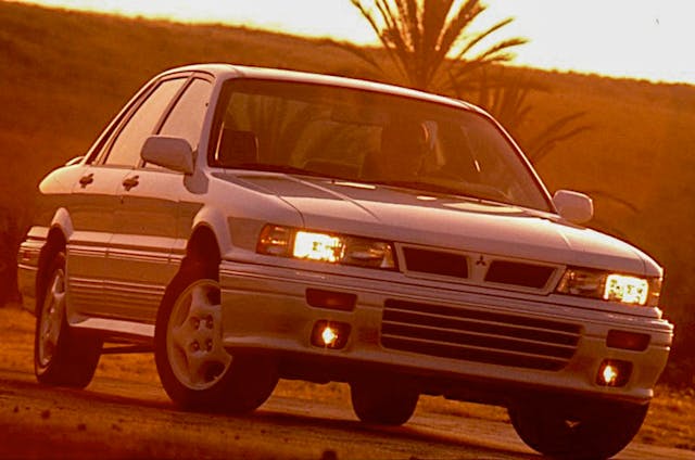 1992 Mitsubishi Sedan Front trois quart