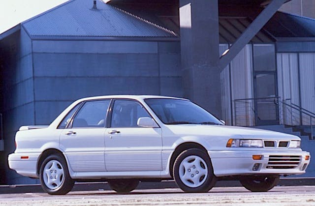 1992 Mitsubishi Sedan White Front trois quarts
