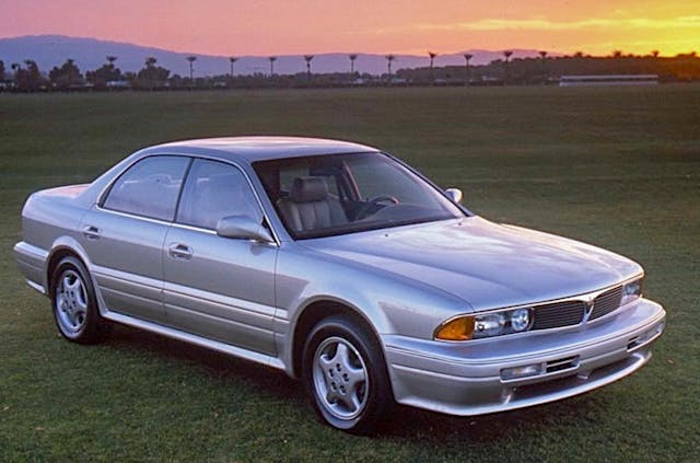 1992 Mitsubishi Sedan Front trois quart