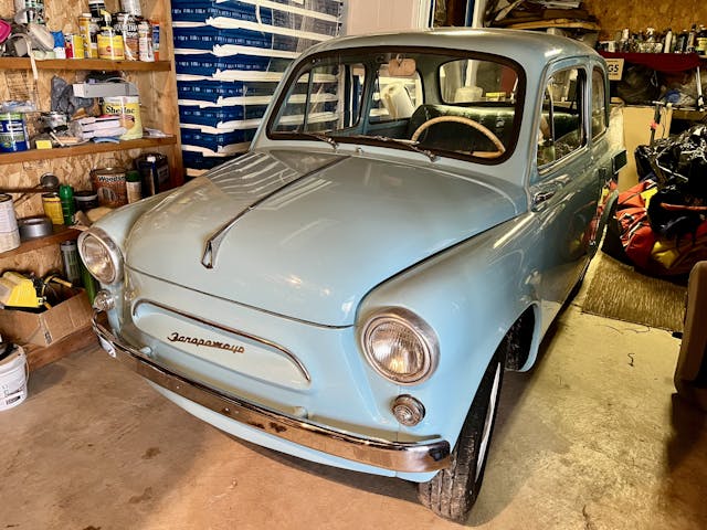 voiture russe vintage bleu clair