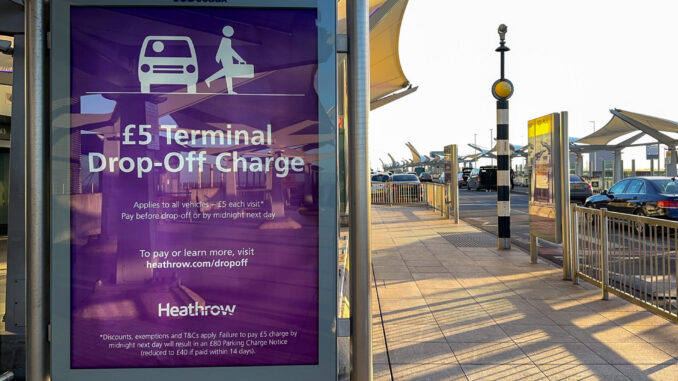 Signe d'avertissement informant les conducteurs d'une charge pour déposer les passagers du terminal 5 à l'aéroport d'Heathrow, maintenant 6 £ Signe d'avertissement informant les conducteurs d'une charge pour déposer les passagers du terminal 5 à l'aéroport d'Heathrow, maintenant 6 £