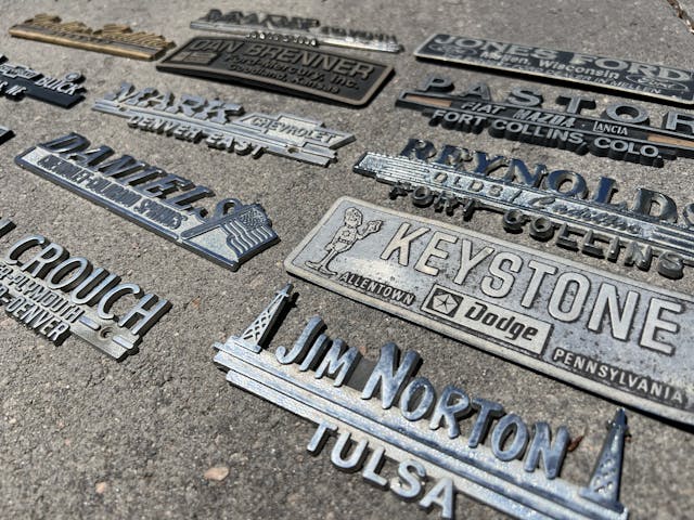 Badges de concessionnaires de voitures chromées vintage