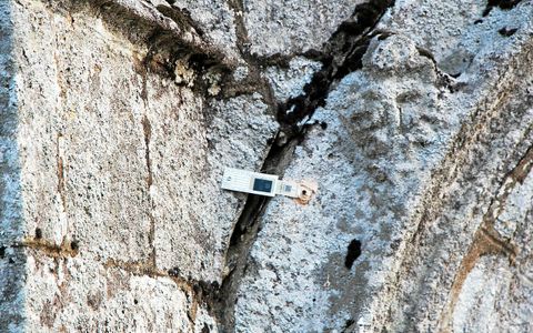 Le Porche de l'Égliser Saint-Primel Sous Haute Surveillance.