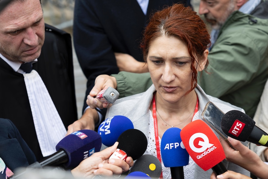 Sandra Simard, victime et coprésidente de l'association de victimes Avapolvi, s'adresse aux journalistes à l'ouverture du procès de l'ancien anesthésiste Frédéric Péchier, au palais de justice de Besançon, le 8 septembre 2025 dans le Doubs