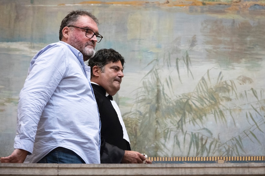 L'ancien anesthésiste Frédéric Péchier (g) et son avocat Randal Schwerdorffer au tribunal de Besançon, le 8 septembre 2025