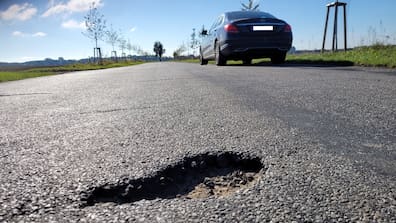 La route est répartie régulièrement. Mais après un court laps de temps, les premiers nids de poule sont de retour.