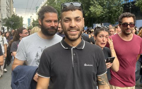 Stavros, 24 ans, étudiant en ingénierie mécanique et monteur de scènes en parallèle, critique lui aussi la réforme.