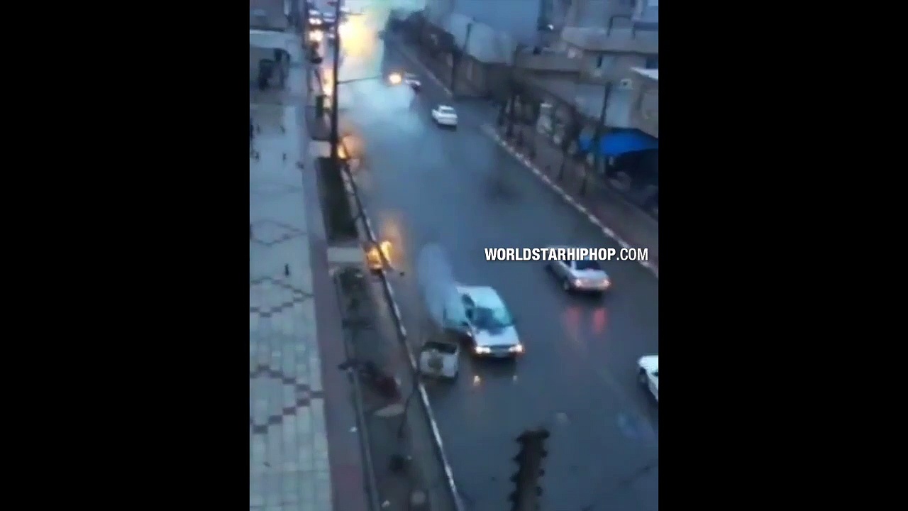 Dailymotion Une voiture frappée par un éclair au milieu de la route !