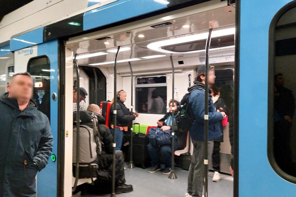 Les portes dont l'ouverture fait près de deux mètres doivent, en théorie, contribuer à réduire les temps d’échanges de voyageurs et donc les temps d'arrêt en gare
