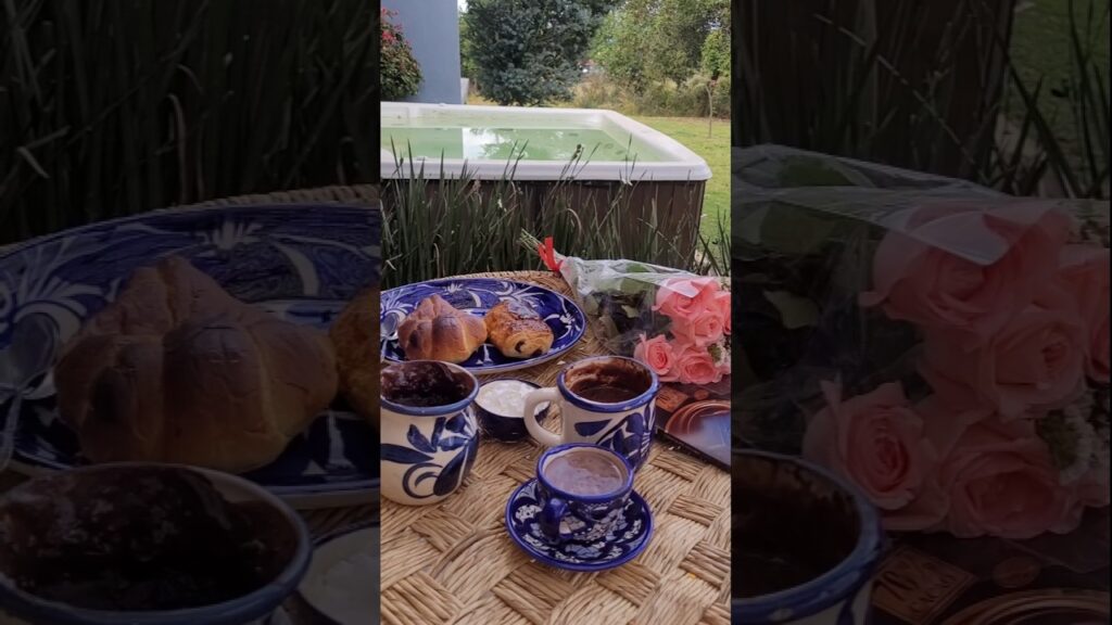 petit-dej parisien: chocolat chaud crémeux, croissant, pain au chocolat #shorts #short #paris paris
