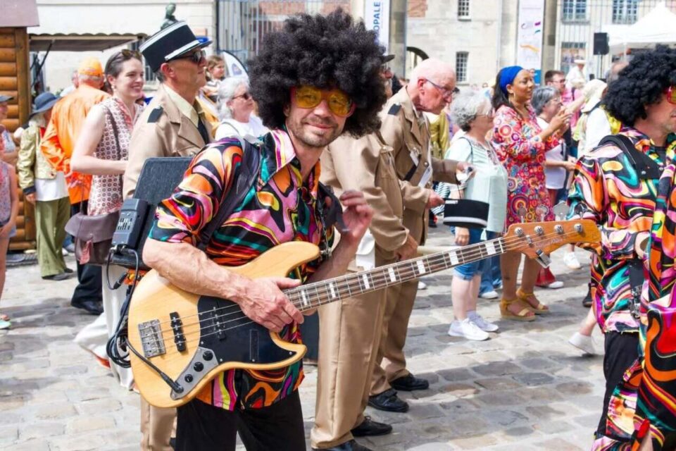 Des musiciens, aux couleurs des années disco, ont déambulé dans les rues plus tôt dans la journée.