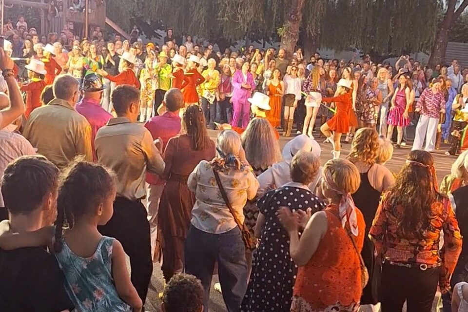 La place Henri IV était remplie, samedi 30 mai, pour le bal des années disco.