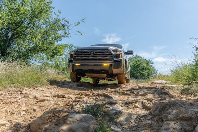 Vue extérieure basse du Toyota Sequoia Trailhunter 2027