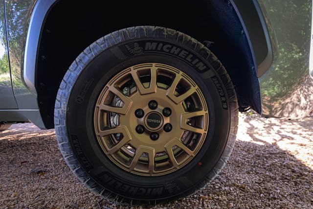 Détail de la roue en bronze du Toyota Tundra Trailhunter 2027