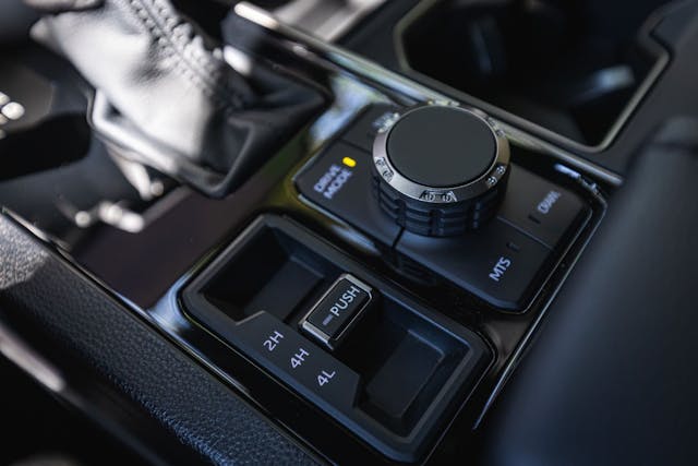 Commandes intérieures du Toyota Sequoia Trailhunter 2027