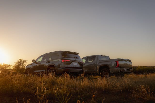 Trois quarts arrière des Toyota Sequoia Trailhunter et Tundra Trailhunter 2027