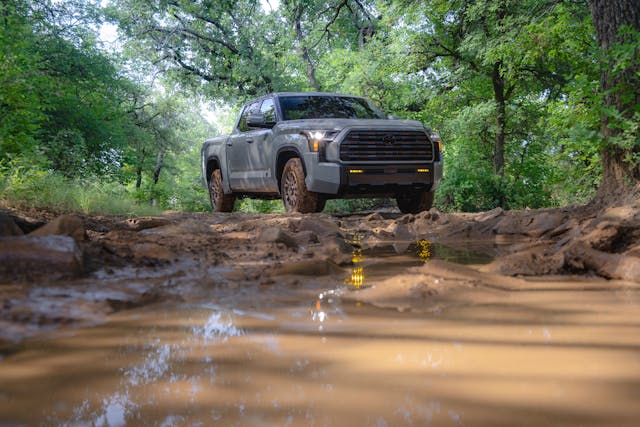 Extérieur du Toyota Tundra Trailhunter 2027, trois quarts avant bas devant une flaque d'eau