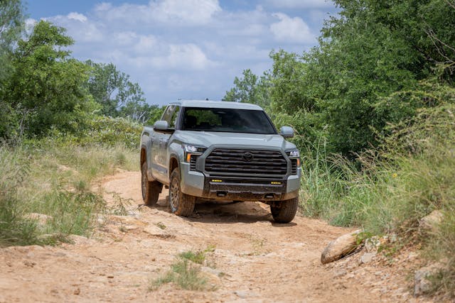 Trois quarts extérieurs avant du Toyota Tundra Trailhunter 2027 sur sentier