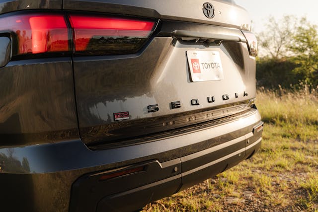 Détail du hayon arrière extérieur du Toyota Sequoia Trailhunter 2027