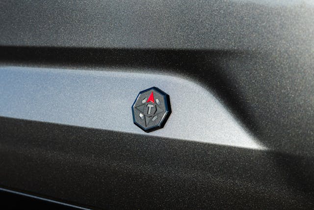Détail de l'insigne extérieur du Toyota Sequoia Trailhunter 2027