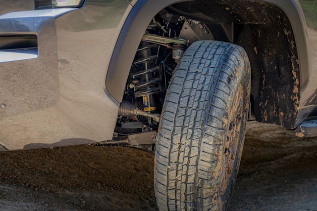 Détails des pneus extérieurs et de la suspension du Toyota Tundra Trailhunter 2027