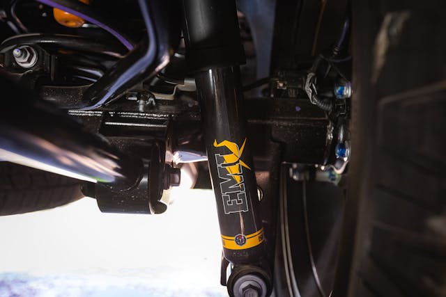 Détail de l'amortisseur arrière du Toyota Tundra Trailhunter Old MAn Emu 2027