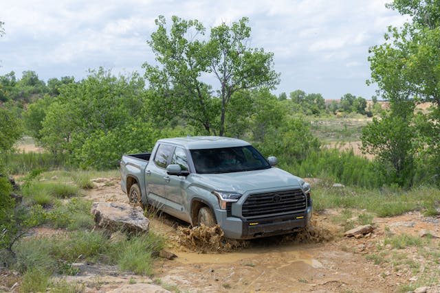 Éclaboussures extérieures de trois quarts avant du Toyota Tundra Trailhunter 2027