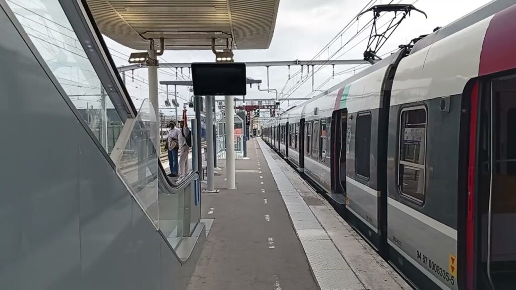 Paris, France 🇨🇵 Massy Palaiseau Train 🚆🚂 Station 🚉 Vlog in HD VIDEO 📷📸📸