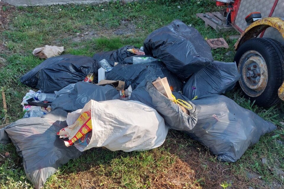 Les poubelles trainent un peu partout en Pays de Bray