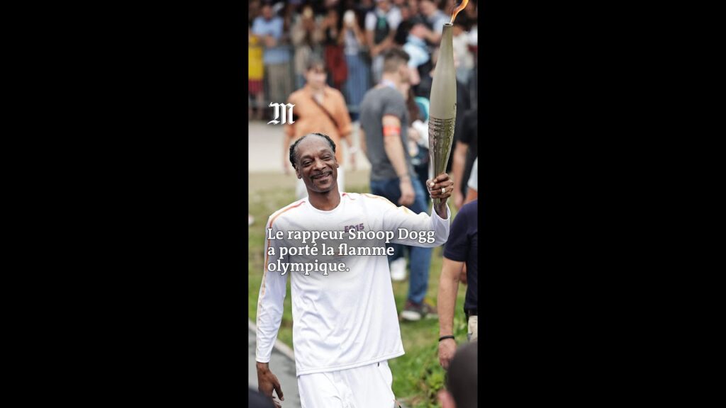 Le rappeur Snoop Dogg porte la flamme olympique en Seine-Saint-Denis
